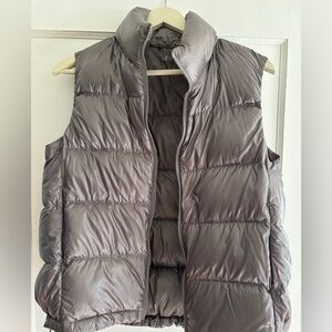 Uniqlo Bronze ultra light puffer vest. 90%down 10% feather. Size medium.